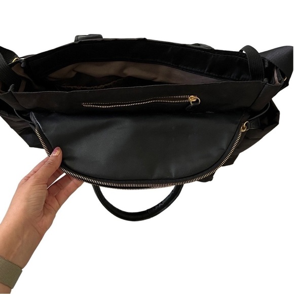 SKIP HOP Multifunction Large Crossbody Shoulder Diaper Bag in Black - Picture 6 of 11